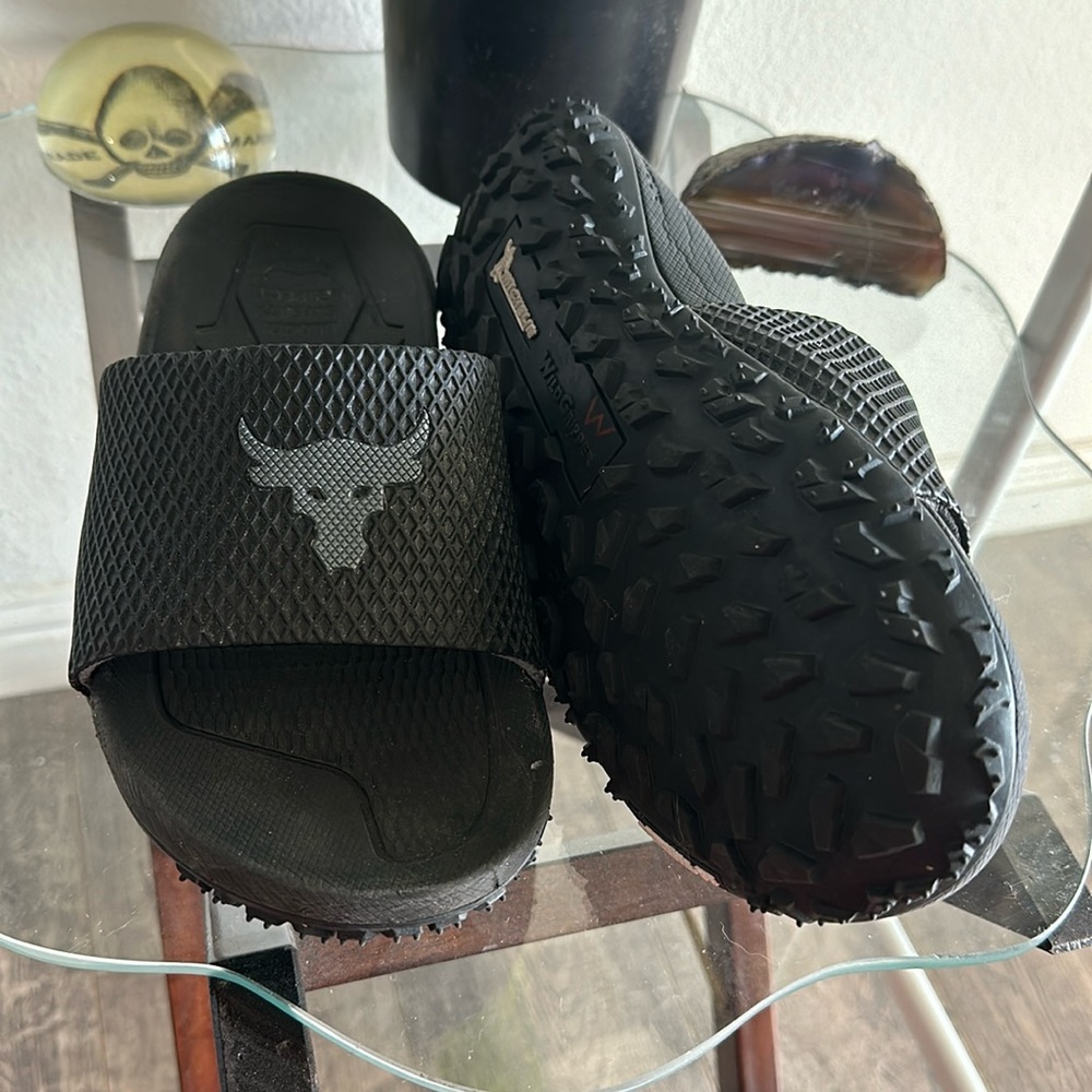 Like new under armor no bull Michelin wild gripper sandals